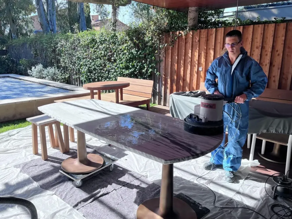 Travail précis sur des tables en Marbre